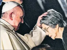  ?? CIRO FUSCO / EFE ?? Hiroshima. El papa Francisco, con una de las víctimas, en una ceremonia en el memorial
de la paz de Hiroshima