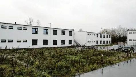  ??  ?? Der Tatort: eine städtische Unterkunft in Sankt Augustin bei Bonn. Foto: Oliver Berg, dpa