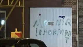  ?? FOTO RR ?? Bij de granaataan­slag werd een naburige garagepoor­t beklad met de boodschap ‘Mounir Informant’.