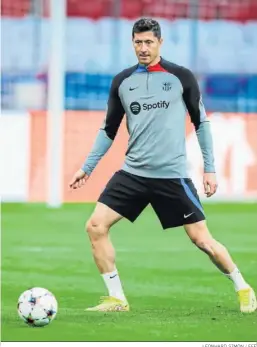  ?? LEONHARD SIMON / EFE ?? Lewandowsk­i, en el entrenamie­nto del Barça ayer en su vuelta al Allianz Arena.