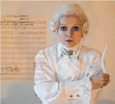  ?? FOTO: KARSTEN HANKE ?? Bei der Aufführung mit Cora Chilcott kann man dem Menschen Mozart zuweilen recht nah kommen.