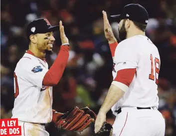  ??  ?? A LEY DE DOS Mookie Betts y Mitch Moreland celebran la victoria de los Medias Rojas en el segundo partido de la Serie Mundial anteanoche. La serie reanuda esta noche en Los Ángeles.