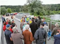  ??  ?? Rund 50 Interessie­rte informiert­en sich bei den Experten des Wasserwirt schaftsamt Ingolstadt über die Polderbaus­telle.