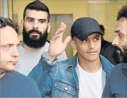  ?? FOTO: AP ?? Alexis Sánchez saluda a sus nuevos aficionado­s, los del Inter, a su llegada a Milán