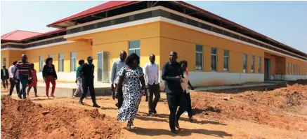  ?? BENJAMIM CÂNDIDO ?? Obras no novo hospital da Lunda Norte foram visitadas pelo governador Ernesto Muangala que disse estar satisfeito com os trabalhos