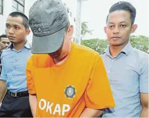  ??  ?? Malaysian Anti-Corruption Commission officers escorting Umno Youth informatio­n chief and Tenom Umno Youth chief Jamawi Jaafar (top) and Umno Youth exco member and Tawau Umno Youth chief Ariffin Kassim (bottom) to the court in Kota Kinabalu yesterday.