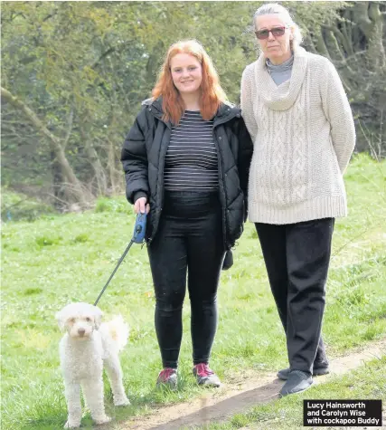  ??  ?? Lucy Hainsworth and Carolyn Wise with cockapoo Buddy