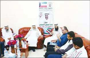  ?? KUNA photo ?? Kuwait Patients Helping Fund Society team members in discussion­s with members from the UN Office for
humanitari­an efforts in Yemen.