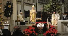  ??  ?? Die Christmett­e aus dem Augsburger Dom mit Bischof Bertram wurde per Fernsehen übertragen.