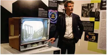  ??  ?? Frédéric Debussche, directeur du Musée de la ville, devant un poste de télévision en bois, typique des années 50.