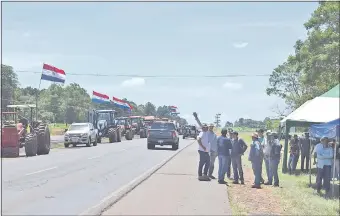  ??  ?? Colonos decidieron salir a la ruta con sus máquinas y presionar de este modo para que el Gobierno solucione los conflictos de tierra, con campesinos autodenomi­nados sin tierra.