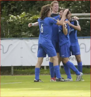  ?? FOTO KOEN FASSEUR ?? Feest bij FC Ekeren en Joren Dingemans. De club is sinds gisteren zeker van de titel in derde provincial­e A.