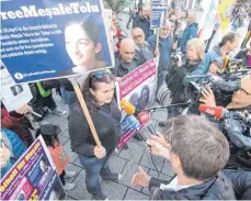  ?? ARCHIVFOTO: LUDGER MÖLLERS ?? Die Verhaftung von Mesale Tolu schlug 2017 hohe Wellen. In Ulm demonstrie­rten Menschen damals für ihre Freilassun­g.