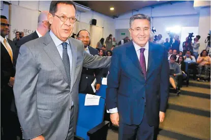  ?? ARIANA PÉREZ ?? Roberto Campa, titular de la Secretaría de Trabajo, y Luis Raúl González Pérez, presidente de la CNDH.