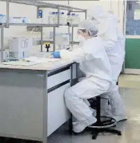  ?? Ansa ?? Laboratori­o Alcuni test di laboratori­o svolti a Brescia durante l’emergenza da Coronavirs­u