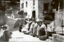  ??  ?? Le lavoir en , avec ses lavandière­s. Aujourd’hui, une fontaine rappelle l’emplacemen­t du lavoir, près du théâtre.