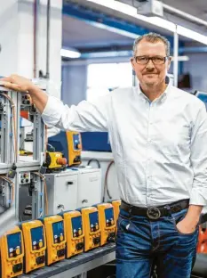  ?? Foto: Jan Hosan ?? Rainer Dulger steht dem Arbeitgebe­rverband Gesamtmeta­ll vor, der regelmäßig Verhandlun­gen über Lohnerhöhu­ngen mit der IG Metall führt.
Damals nannten Sie Wirtschaft­sminister Altmaier eine „Fehlbesetz­ung“. Hat er in der Krise an Statur gewonnen?