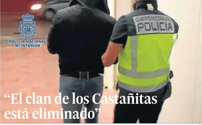  ?? E. S. ?? Isco Tejón, líder del clan de los Castañitas, acompañado por un agente de la Policía Nacional en la Comisaría de La Línea, ayer.