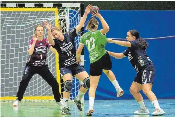  ?? FOTO: HKB ?? Zaghaft sollten die Handballer­innen der HSG Fridingen/Mühlheim am Wochenende in der Abwehr nicht zu Werke gehen. In der Württember­gliga geht es gegen den Tabellenfü­hrer.