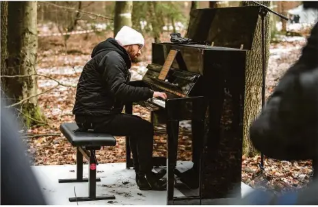  ?? Foto: Boris Roessler/dpa ?? Er spielt Beethoven in der Elbphilhar­monie, auf Einladung etwa von Greenpeace ist Igor Levit aber auch gerne dabei, um für eine bessere Welt zu demonstrie­ren: mit Klaviermus­ik gegen die Rodungen im Dannenröde­r Forst.