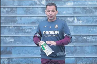  ??  ?? Javier Calleja, extécnico del Villarreal, durante un entrenamie­nto.