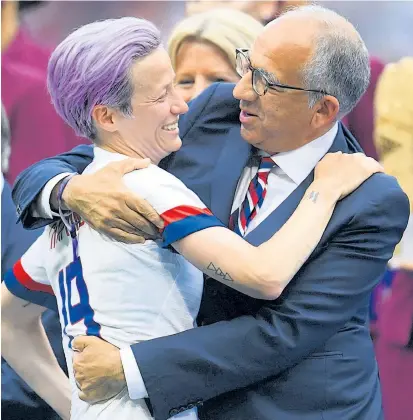  ??  ?? Starfußbal­lerin Megan Rapinoe und Verbandspr­äsident Carlos Cordeiro schlossen nach dem vierten Weltmeiste­rtitel der US-Frauen außergeric­htlich Frieden. Die Meinungsve­rschiedenh­eiten blieben aber.