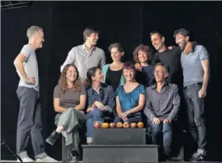  ?? / EMILIO GÓMEZ / VANESSA RÁBADE ?? Un momento de la representa­ción de La función por hacer en el madrileño Teatro Lara en 2009. Sobre estas líneas, el elenco que volverá a interpreta­r el montaje una década después.