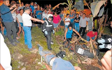  ?? Foto: Miguel Laje / EXTRA ?? Cerca de las ocho de la noche, el cuerpo de Cajilema Loor fue llevado hasta la morgue, para las diligencia­s de ley.