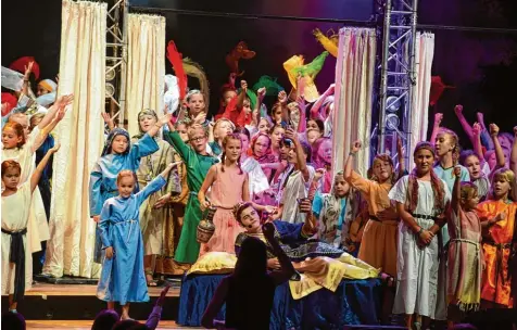  ?? Foto: Marcus Merk ?? Mehr als 200 Kinder zeigten das Stück „Esther, der Stern Persiens“in der Stadthalle Gersthofen.