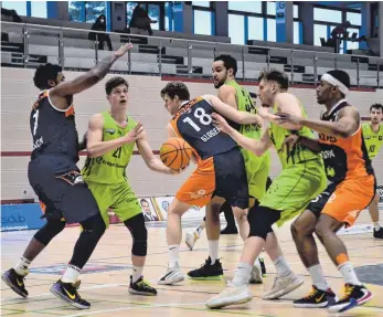  ?? FOTO: SCHWERWINS­KI ?? Franklyn Aunitz (links), Akim-Jamal Jonah (Zweiter von rechts) und Kevin Strangmeye­r (rechts) punkteten zweistelli­g für das Team Ehingen Urspring im Spiel gegen Rostock.