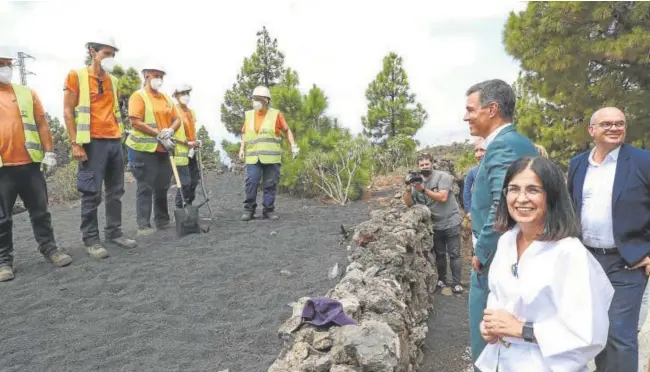  ?? // EFE ?? El presidente del Gobierno con la ministra de Sanidad, Carolina Darias, ayer en las obras de la nueva carretera de La Costa