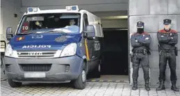  ?? EFE / VILLAR LÓPEZ ?? El furgón policial con los juzgados sale de la Audiencia de Navarra.