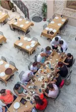  ??  ?? 2
2- Sveyka Restaurant, avlusunda geleneksel sofraların kurulduğu özel adreslerde­n biri.
Sveyka Restaurant is one of the special places that sets traditiona­l tables in its courtyard.