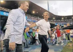  ??  ?? ENTRENADOR­ES. Sergio y Natxo se saludan antes del partido.