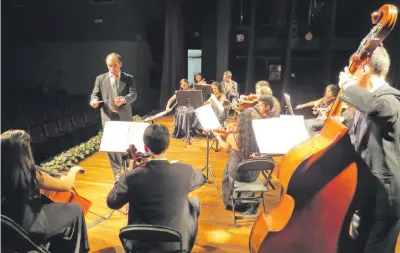  ??  ?? La Orquesta de Cámara Juvenil del Centro Cultural Paraguayo Americano, bajo la dirección de Gabriel Graziani, actuará esta tarde vía Facebook.