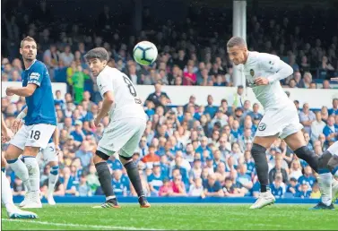  ??  ?? BIGOLEADOR. Rodrigo anotó dos goles en el triunfo del Valencia contra el Everton.