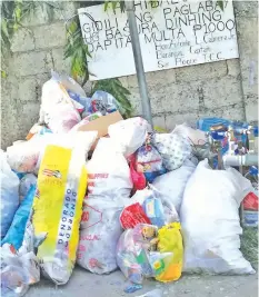  ?? JOY TORREJOS ?? The warning on this wall in Barangay San Roque, Cebu City does not seem to send the message across.