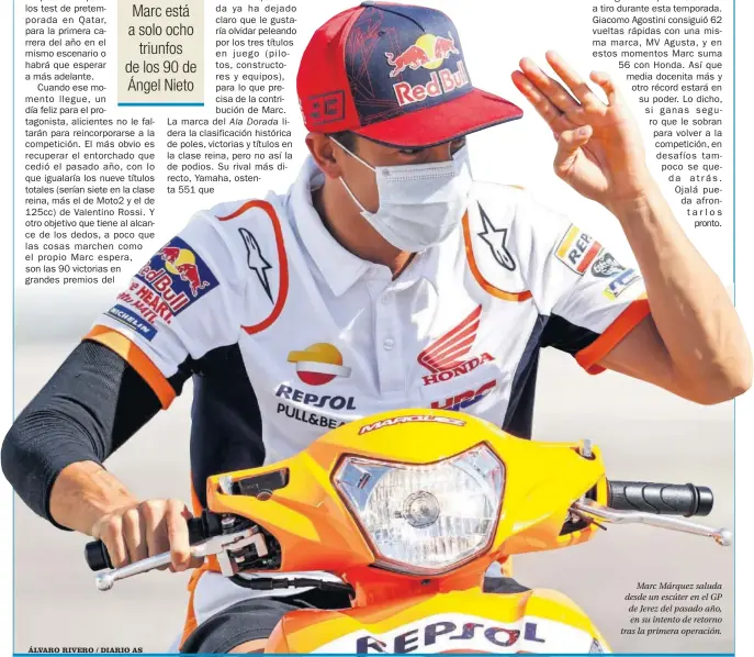  ?? ÁLVARO RIVERO / DIARIO AS ?? Marc Márquez saluda desde un escúter en el GP de Jerez del pasado año, en su intento de retorno tras la primera operación.