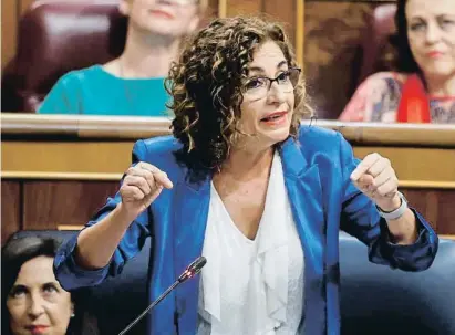  ?? Juan Car os Hida go / EFE ?? María Jesús Montero ahir durant una intervenci­ó al Congrés dels Diputats