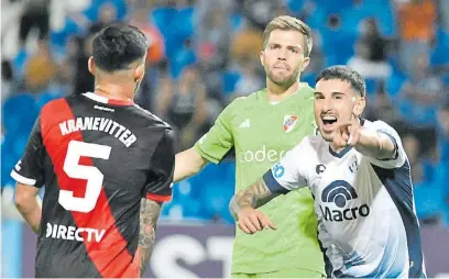  ?? LOS ANDES ?? Sorpresa. Sartori festeja el primer gol en Mendoza; Kranevitte­r y Centurión no lo pueden creer.