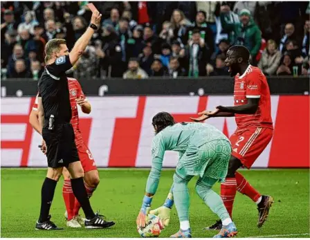  ?? Foto: F. Gambarini/dpa ?? Aufreger des Spiels: Tobias Welz zeigt Bayern-abwehrchef Dayot Upamecano Rot.