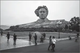  ?? THE NEW YORK TIMES/LAM YIK FEI ?? A 105-foot-tall sculpture of Mao Zedong, on Tangerine Island, in the Xiang River, in Changsha, China. A 260-foot-tall Protestant church about three miles away — taller than this, the country’s largest statue of Mao — is infuriatin­g his most fervent...