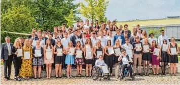  ?? Fotos: Erich Herrmann ?? Sie halten stolz ihre Abschlussz­eugnisse in der Hand: Die Absolvente­n der Markgrafen Realschule Burgau feierten gestern ihren Abschluss.