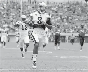  ?? Wally Skalij
Los Angeles Times ?? RANDALL GOFORTH returns a fumble for a touchdown for UCLA against Virginia in August