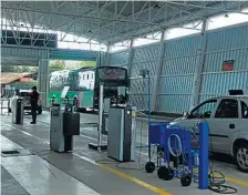  ??  ?? Carros llegan al centro de revisión técnica vehicular de Portovial.