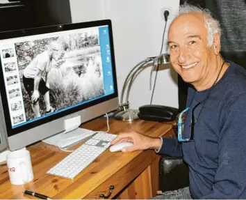  ?? Foto: Uschi Nagl ?? Der Fotograf Noah Cohen in seinem Fotostudio in Dettenschw­ang. Auf dem Bildschirm ist der Rundfunkjo­urnalist Michael Strass‰ mann zu sehen.