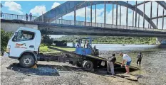  ?? ?? TRICKY JOB: Preparing the flatbed truck to receive the salvaged car.