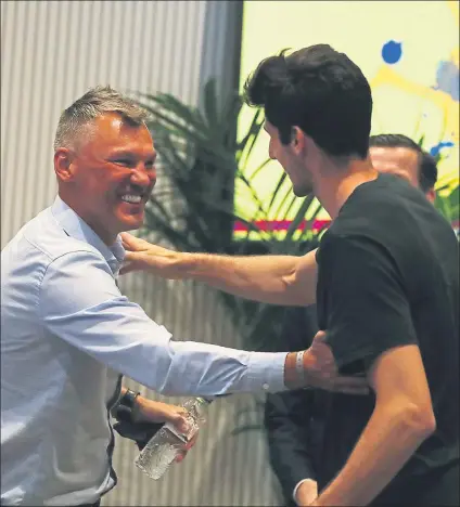 ?? FOTO: PEP MORATA ?? Sarunas Jasikevici­us saluda a Leandro Bolmaro durante su presentaci­ón de hace un mes como nuevo técnico del Barça