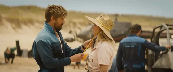  ?? BILD: UIP ?? I ”The fall guy” luras stuntmanne­n Colt Seavers (Ryan Gosling) in i ett filmprojek­t som regisseras av hans ex-flickvän Jody (Emily Blunt).