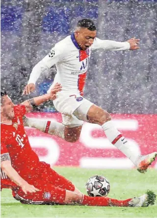  ?? REUTERS ?? Mbappé y Sule, en acción en la nieve